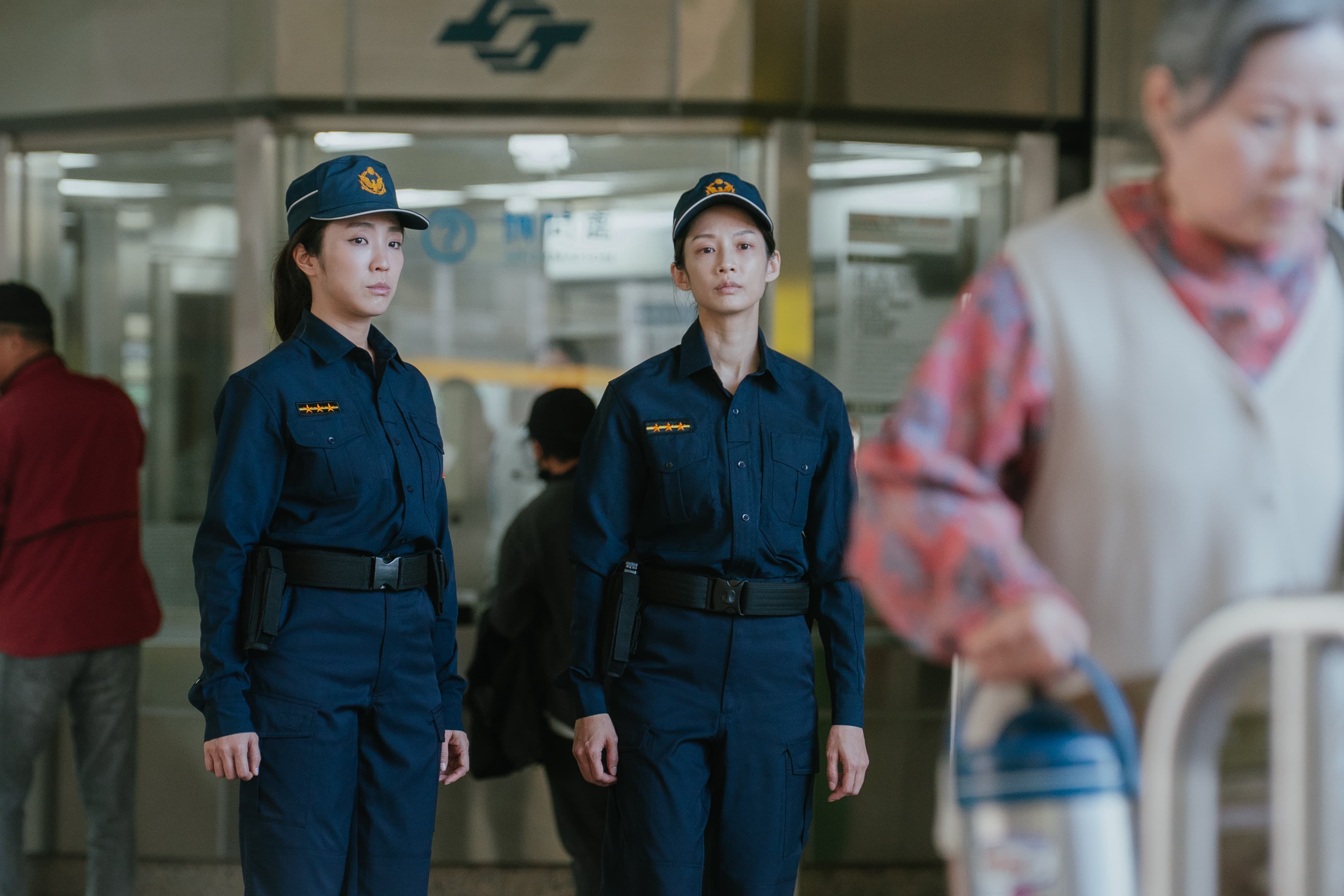簡嫚書(右)和梁舒涵在《我的意外父母》中是捷運警察。(我的耐心有限公司提供)