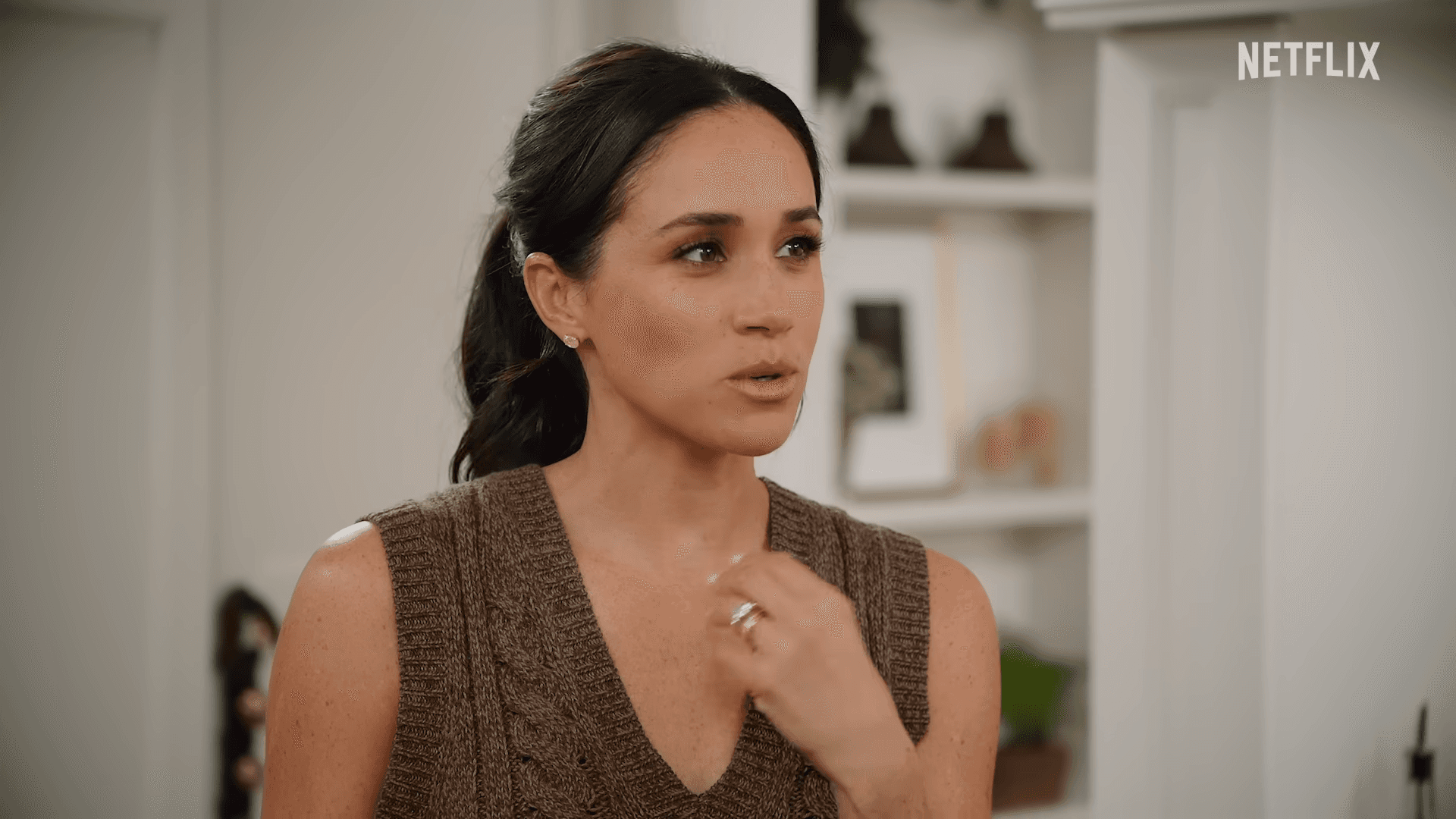 梅根穿Gabriela Hearst針織背心。(翻攝Netflix)
