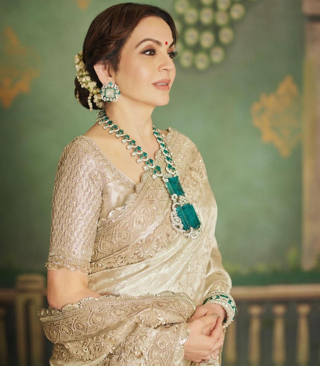 妮塔佩戴的祖母綠項鍊成為注目焦點。(翻攝IG@manishmalhotra05)