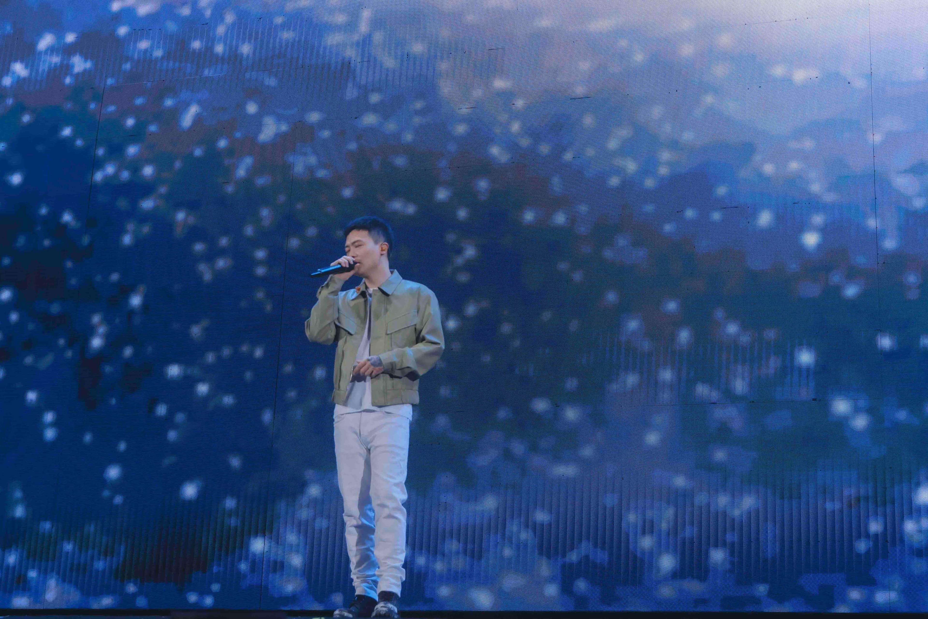 蕭秉治擔任五月天演唱會嘉賓,帶來了新專輯《完人》新曲〈我對你的愛沒有盡頭〉。(相信音樂提供)