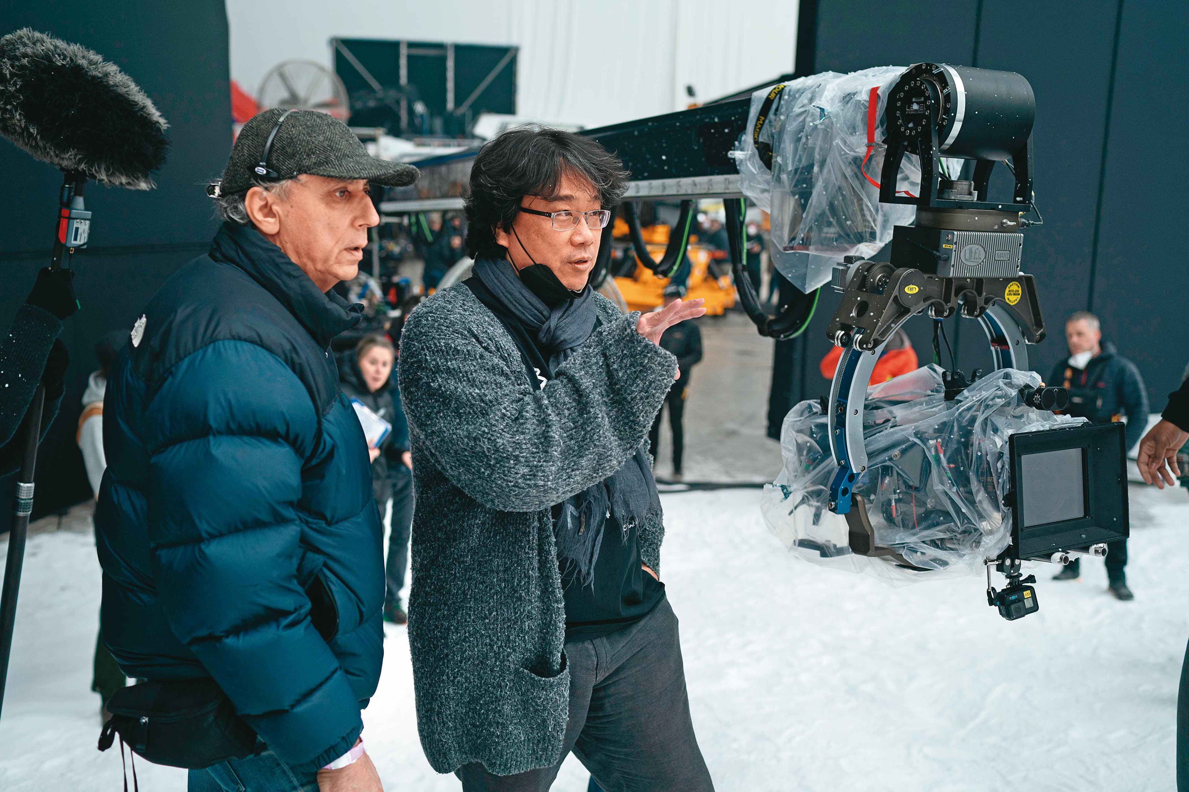 奉俊昊(右)曾與英、日語團隊合作,對外語製作環境相當熟悉。(華納兄弟電影提供)