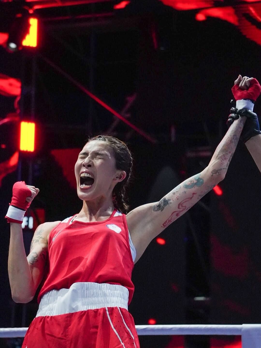 黃筱雯稍早在女子54公斤級收下銀牌。(翻攝自臉書Asian Boxing)