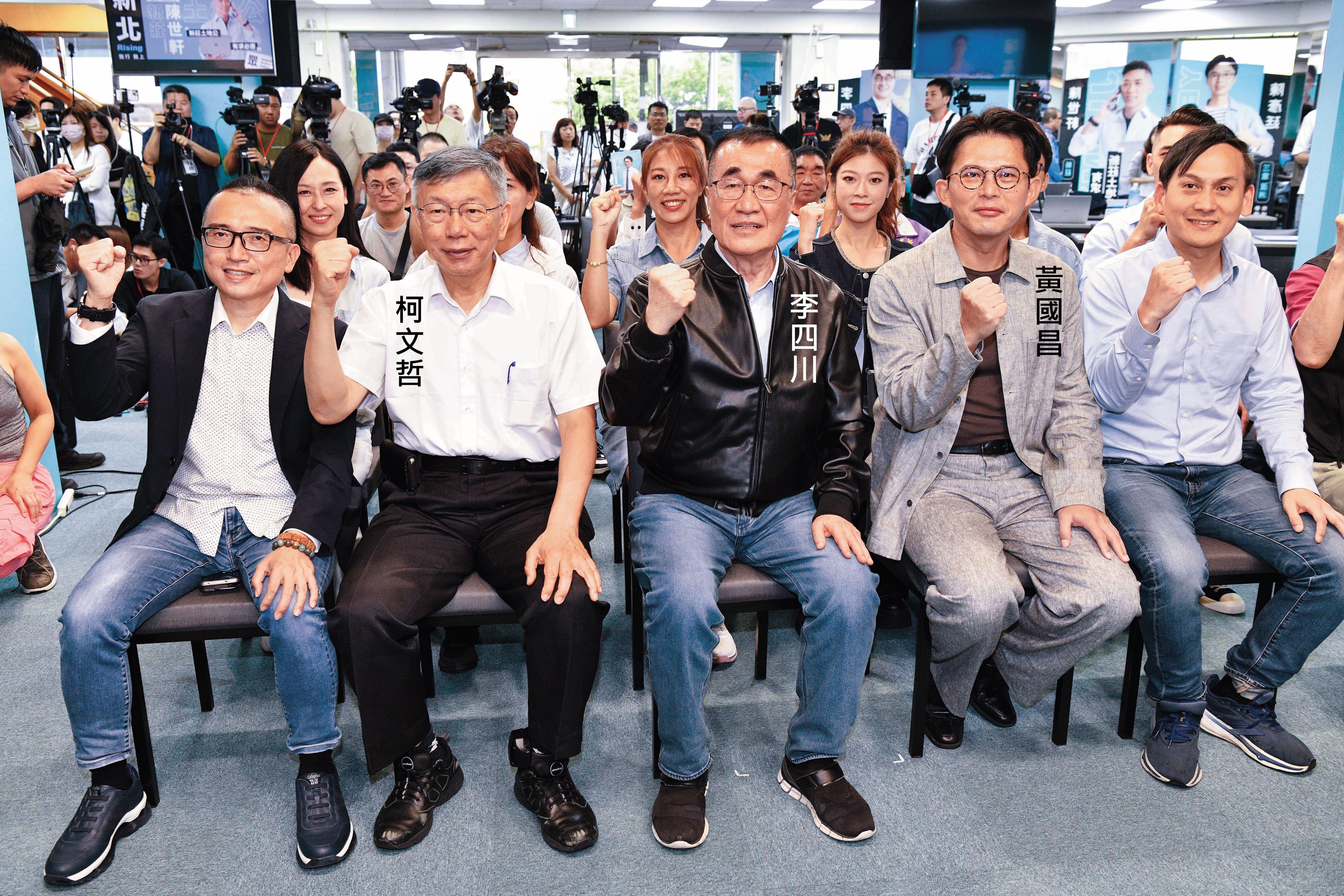 藍白加速整合,但民眾黨內紛爭不斷、內鬥加劇。圖為黃國昌、柯文哲6日率黨內小雞成立新北市聯合競總暨李四川後援會。(鏡報李智為)