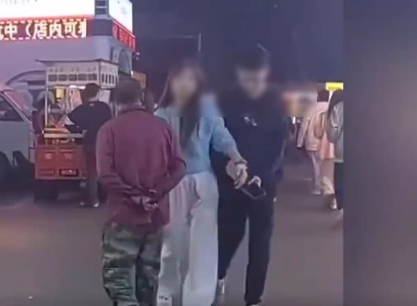 被害女子尾隨老人拍下他犯案過程,可見他刻意迎面撞上女生性騷擾。(翻攝微博)