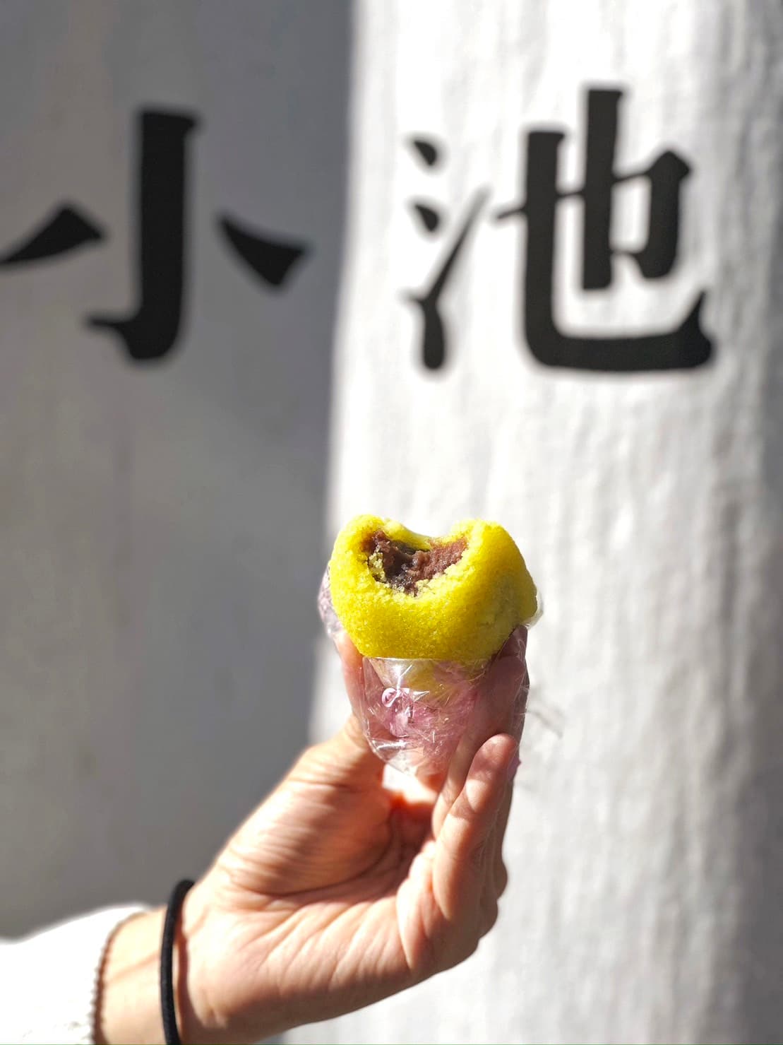 「小米饅頭」外層吃得到米半碎半泥、保有嚼勁的口感,搭配內餡香氣足不死甜的紅豆泥真的有夠好吃。(130日圓/顆,約NT$28)