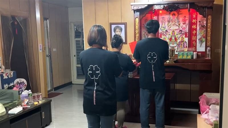 即使與郭婞淳感情深厚的阿嬤今年沒能一起坐在電視機前面見證,但郭媽媽馬上在得銅後,到牌位前向阿嬤報喜。(翻攝畫面)
