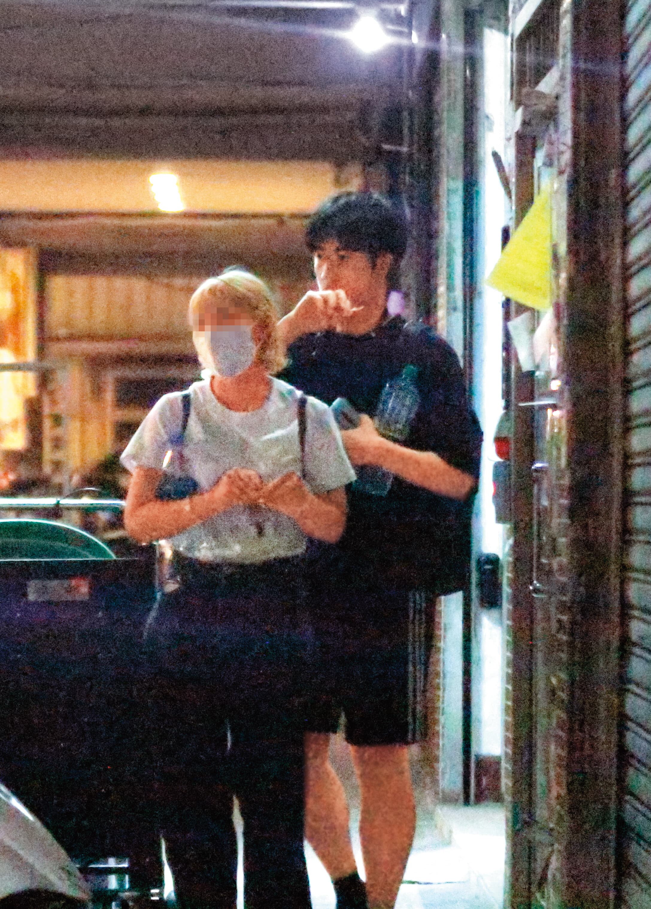 10/24,20:01,郭方儒與另一名不是邱偲琹的金髮女子下樓,不過明顯兩人沒啥關係,因為女方騎車離開,男方駕車走。