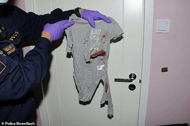 2歲女童衣服上有大量血跡。(翻自《每日郵報》)