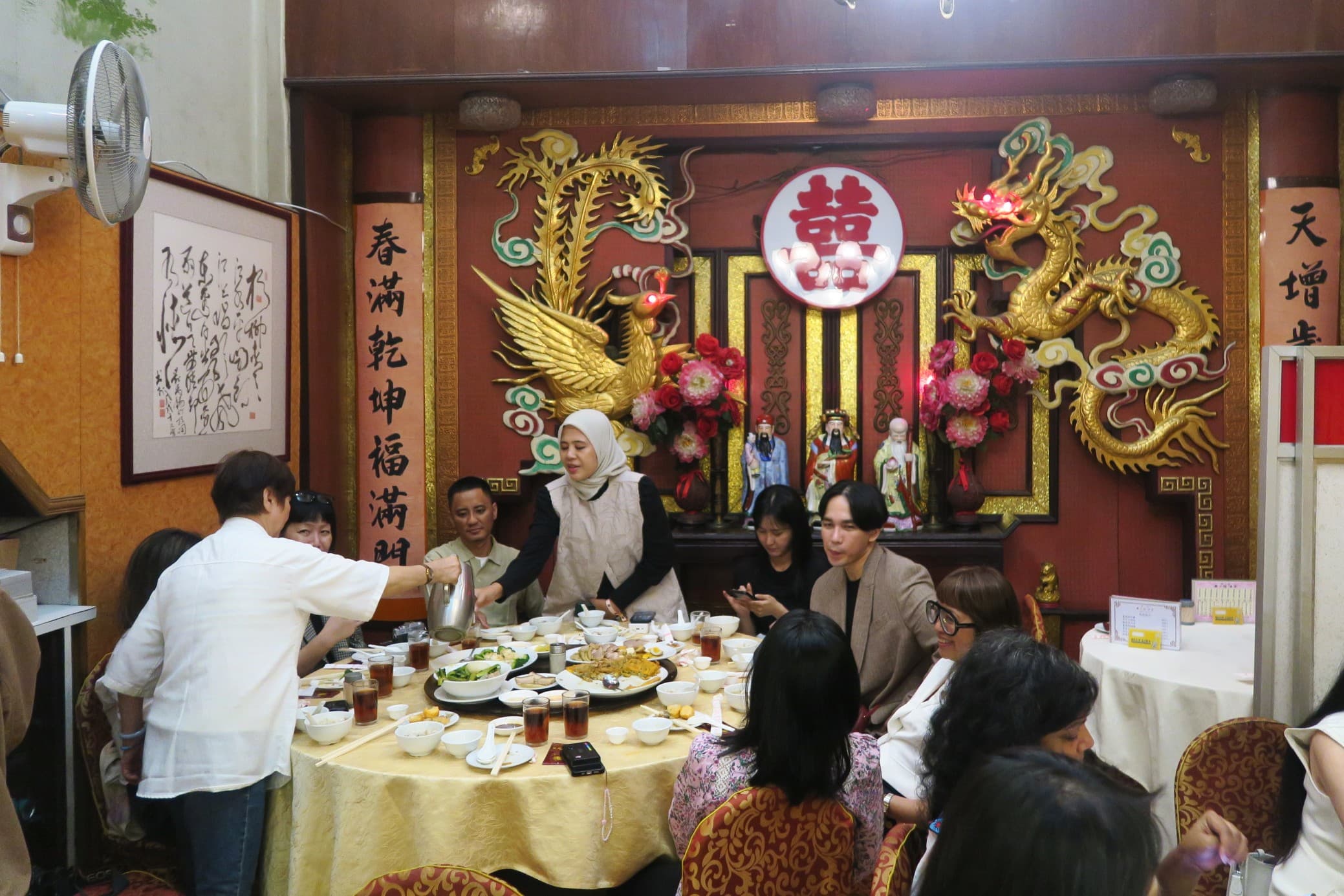 這面盤旋金龍彩鳳的喜氣裝飾牆,曾在香港許多電視電影中出現。
