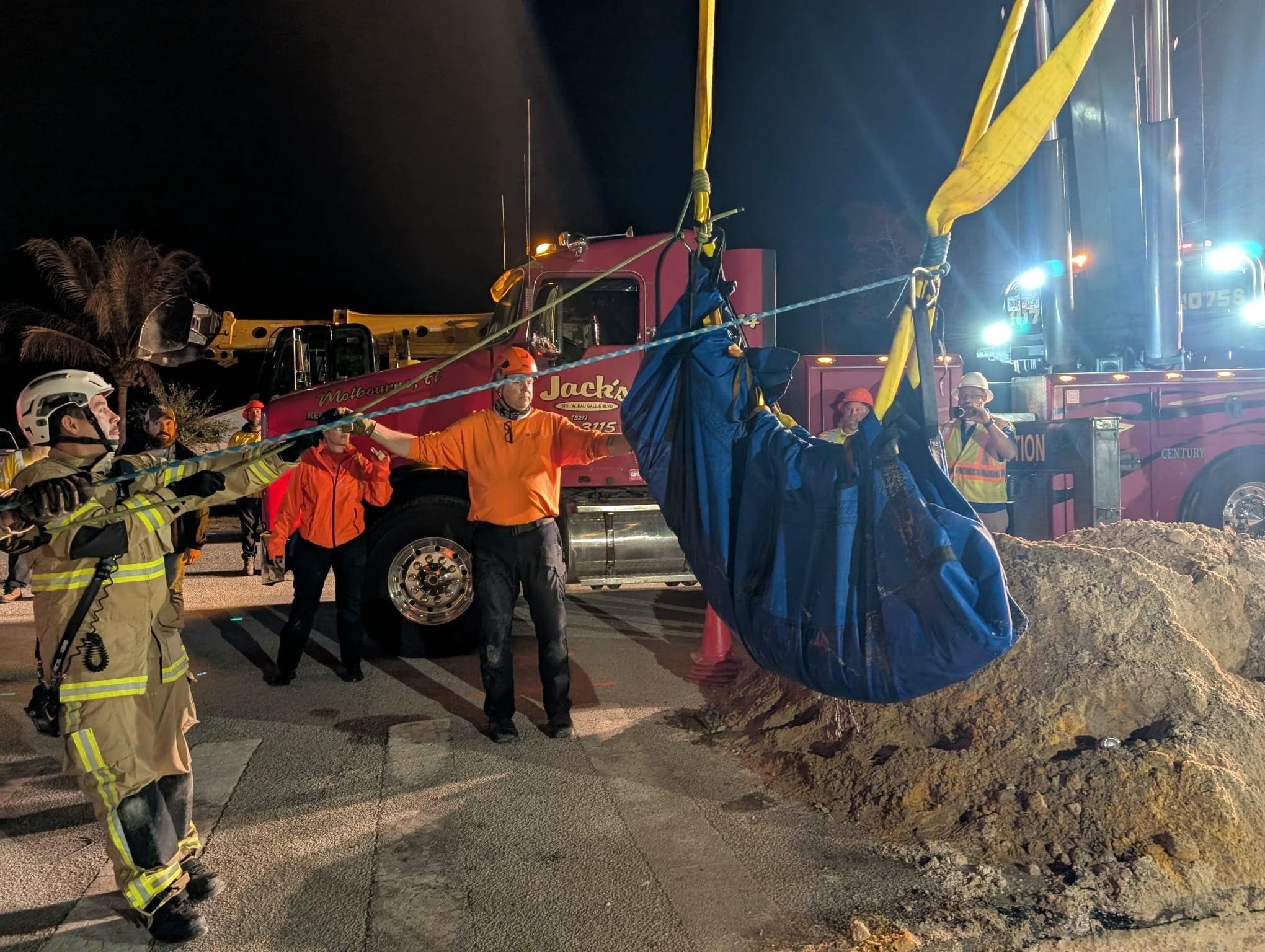 救援團隊出動吊車,成功將海牛救出。(翻攝Brevard County Fire Rescue)
