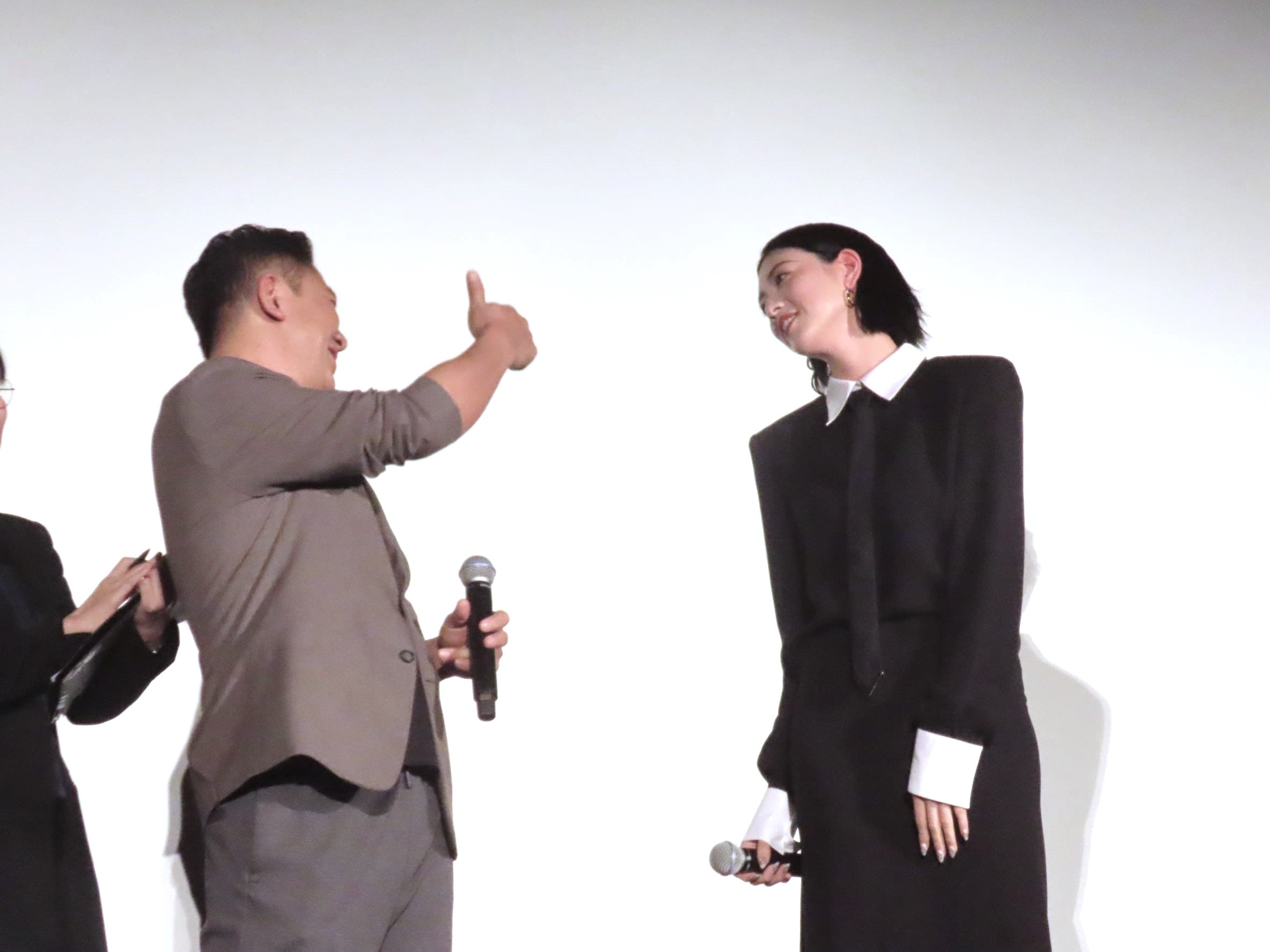 講完韓文的三吉彩花(右)緊張地看著導演Chang,Chang豎起大拇指給讚。