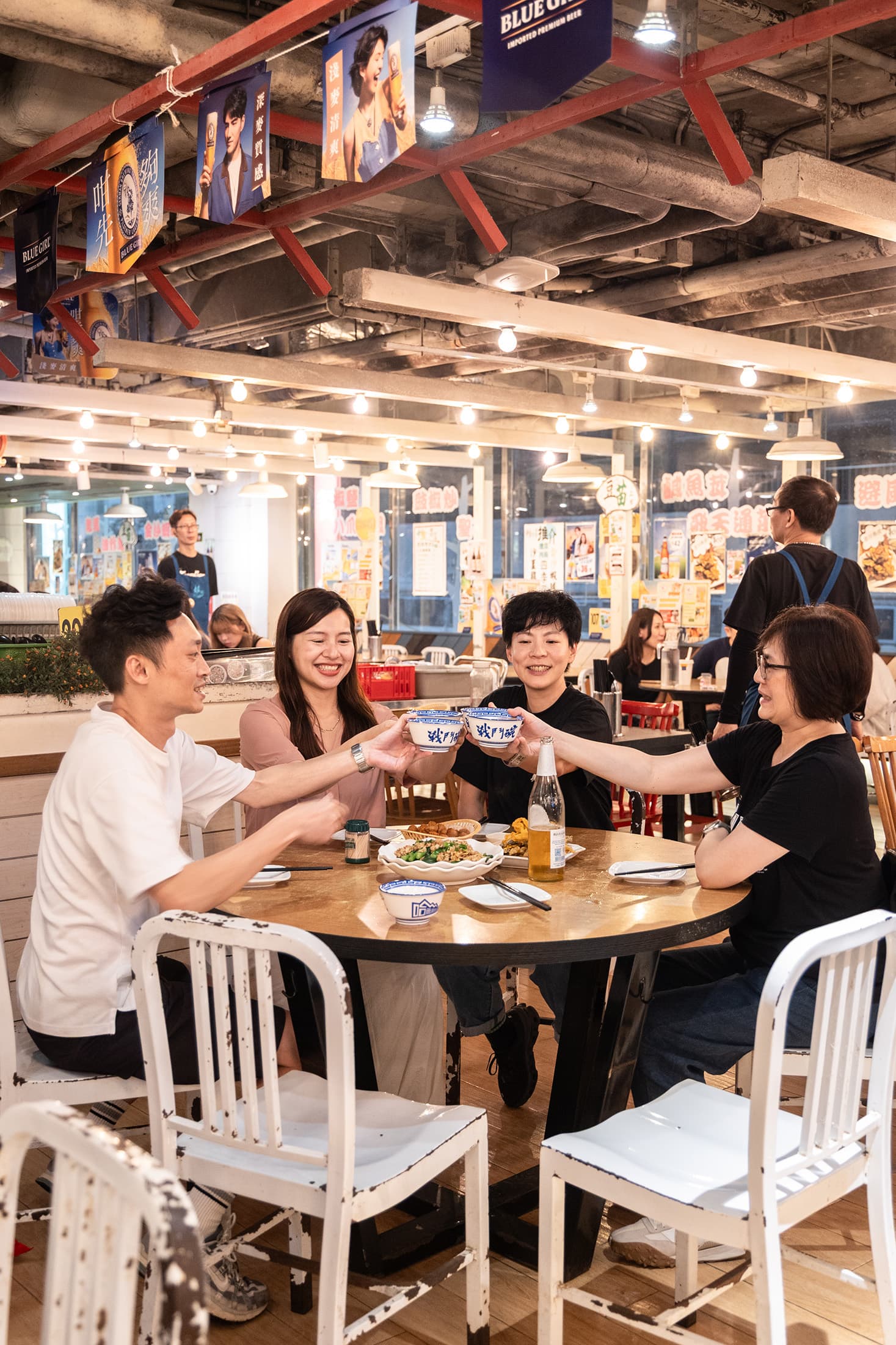在妹記把啤酒倒入冰鎮過的戰鬥碗乾杯,能體驗香港特有的奮鬥精神與乾杯文化。