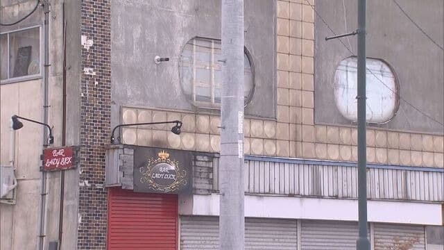 警方在店內一處隱蔽的牆縫中,發現被木材封死的遺體。(翻攝自https://www.htb.co.jp/)