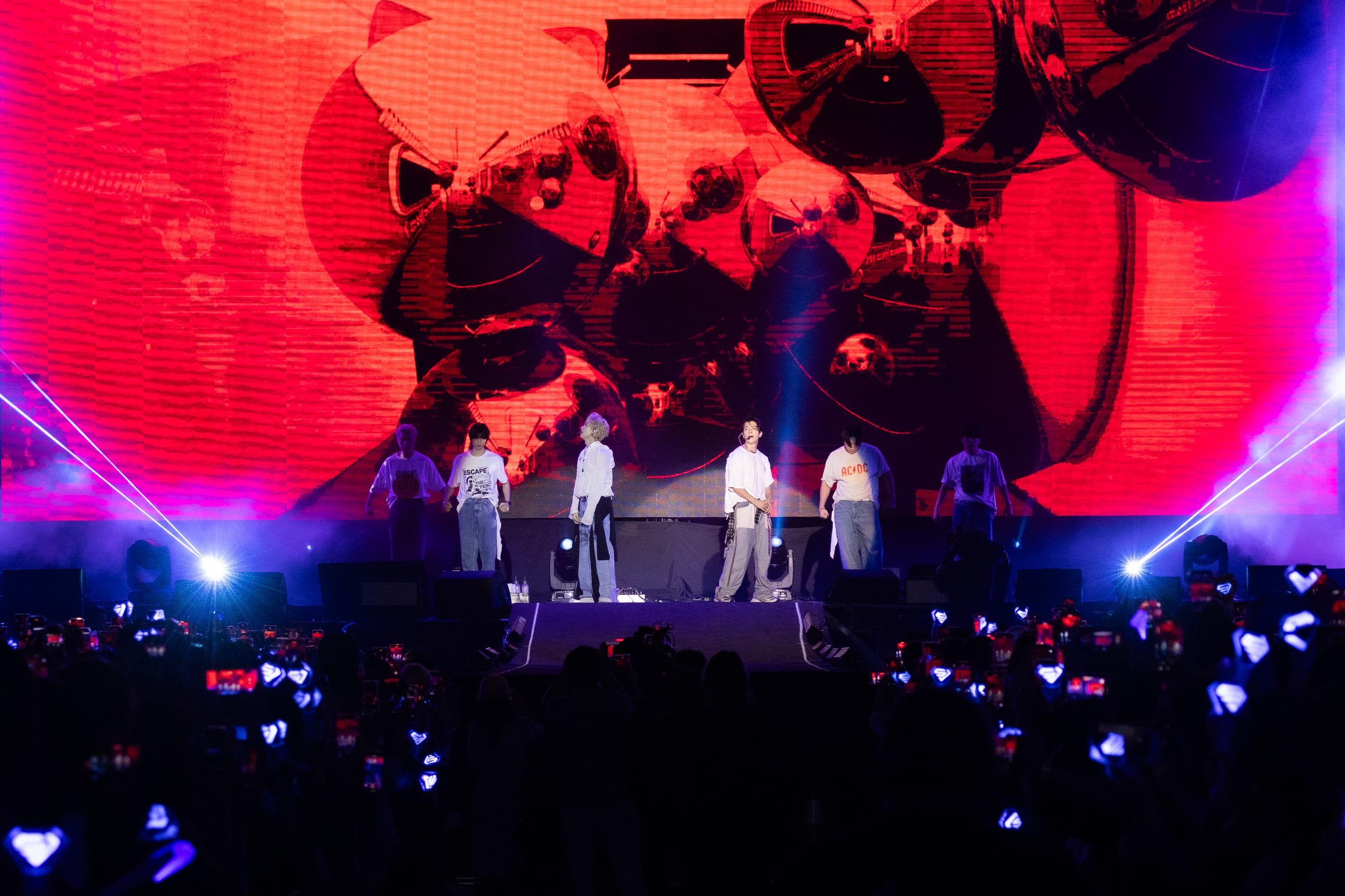 Super Junior D&E 銀赫(左三)、東海(右三)帶來多首歌舞表演。(讀者提供)