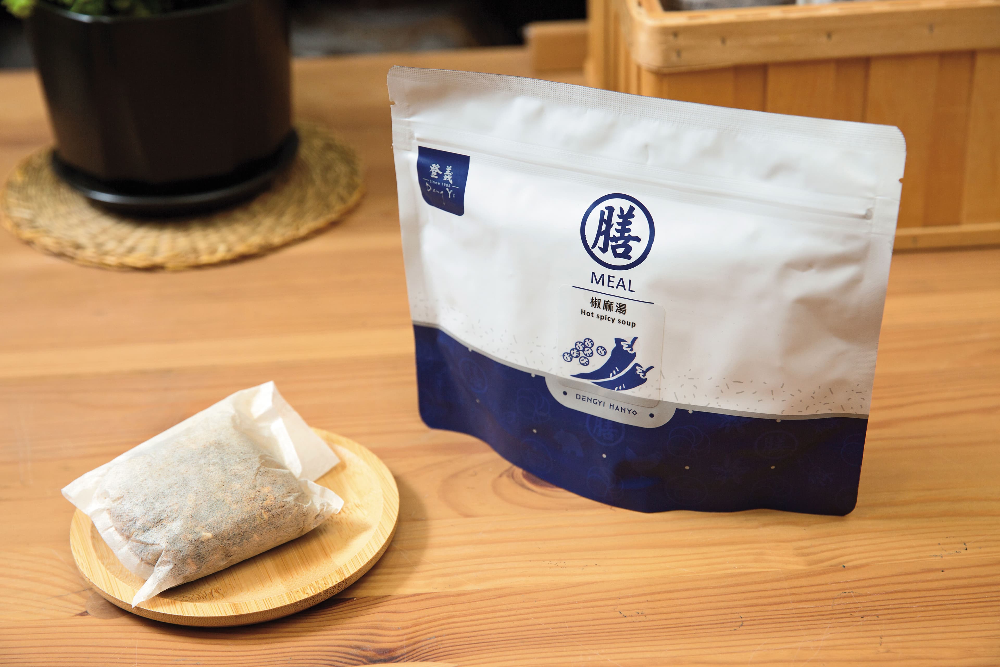 為了方便料理,登義推出消費者常吃的藥膳湯包,只要加水和食材一起煮,相當方便。