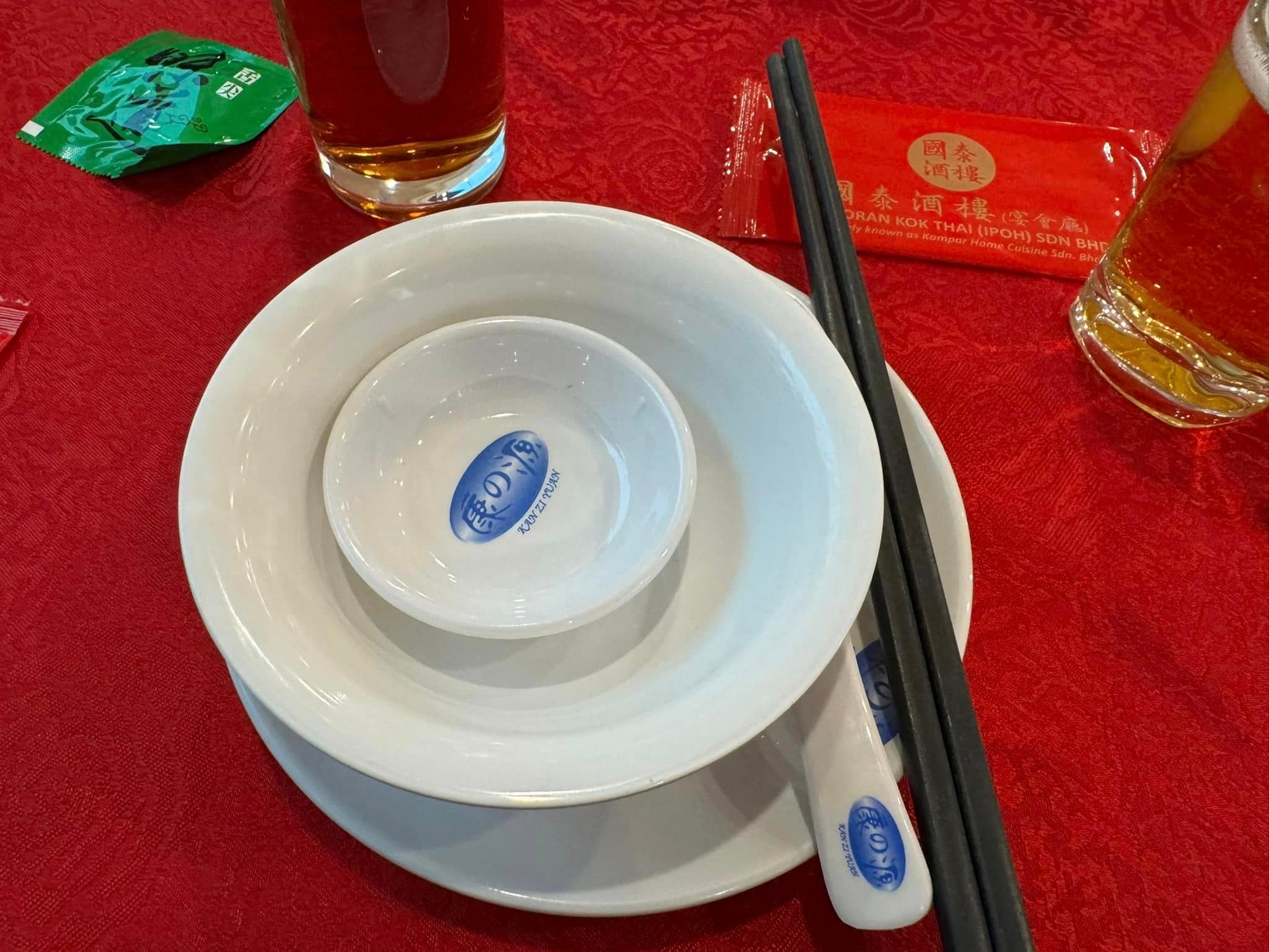 醫師陳志金於臉書po文,提到自己參加一場馬來西亞的喜宴上,驚見「綠色一包」物品,讓他嚇了一跳。(翻攝自ICU醫師陳志金臉書)