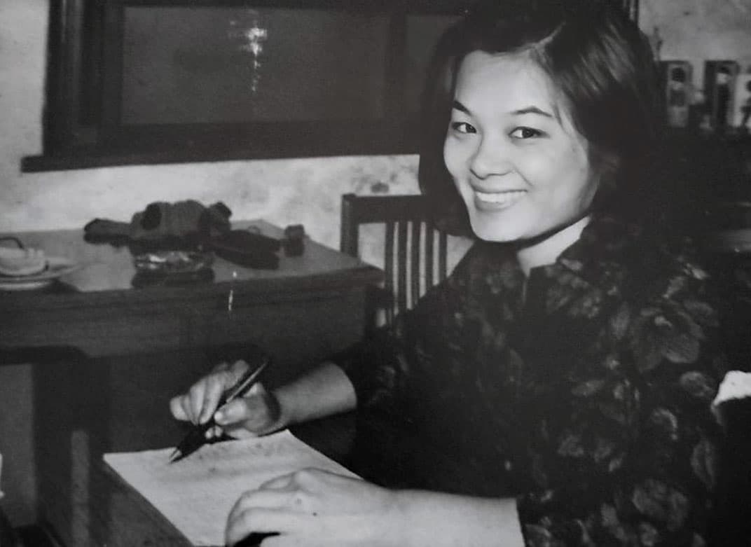 1966年，22歲的季季在文星書店創辦人蕭孟能贈送的書桌前寫作。（季季提供）