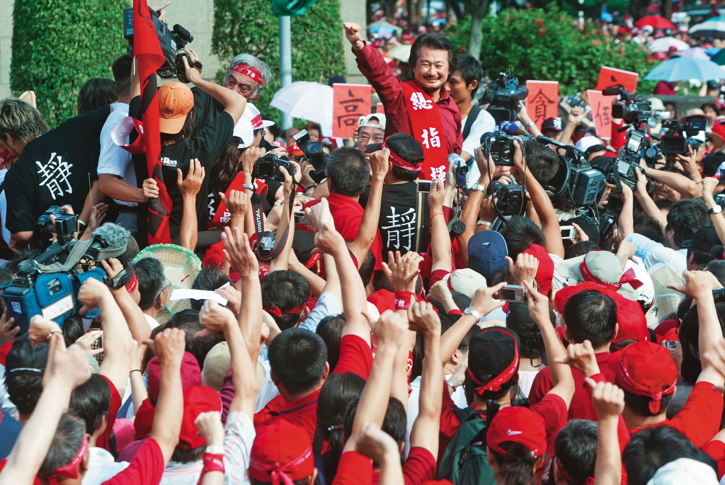 2006年時任總統的陳水扁遭爆涉入多項貪瀆弊案,施明德發起紅衫軍倒扁行動,掀起政壇巨浪。