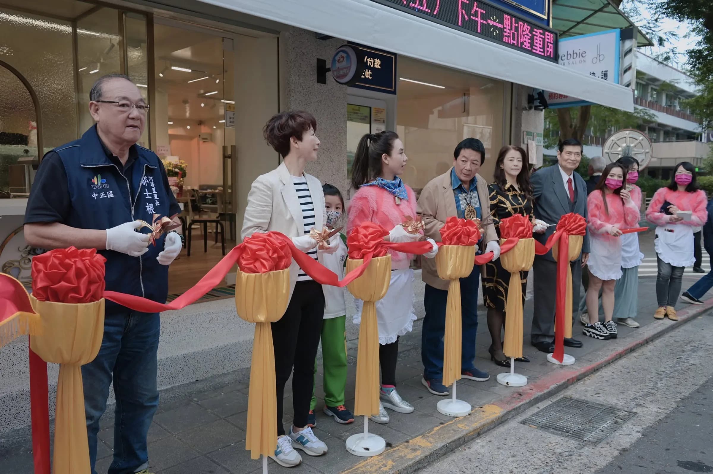 童芯(左三)餐廳開幕時,曾找陳亭妃(左二)剪綵,被網友爆料其父陳宏明(左四)是賴清德、陳亭妃輔選大將。(翻攝童芯臉書)