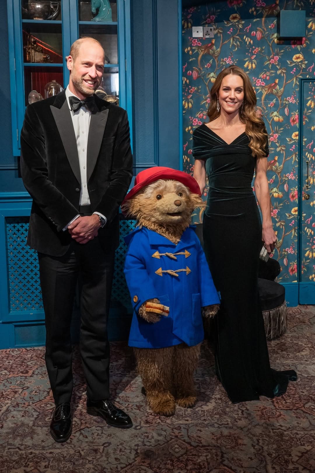 威廉和凱特跟柏靈頓小熊留下可愛合照。(翻攝paddingtonthemusical IG)