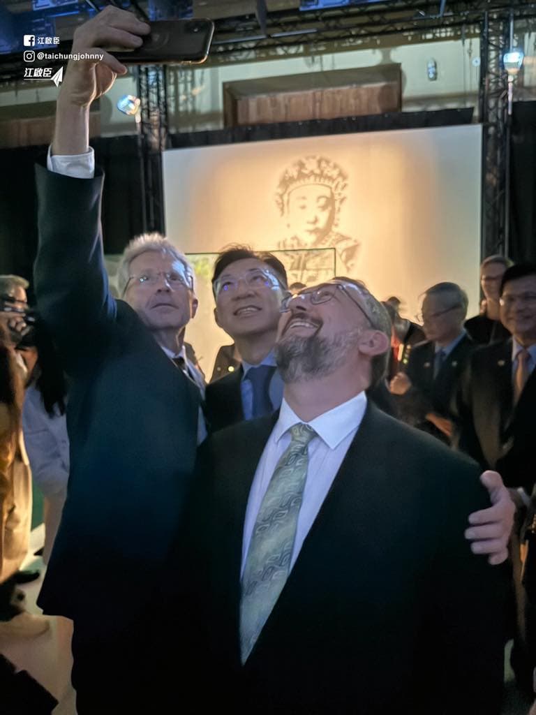 立委江啟臣隨團赴捷克訪問,翠玉白菜的展品後方是瑾妃的照片。(翻攝自江啟臣臉書)