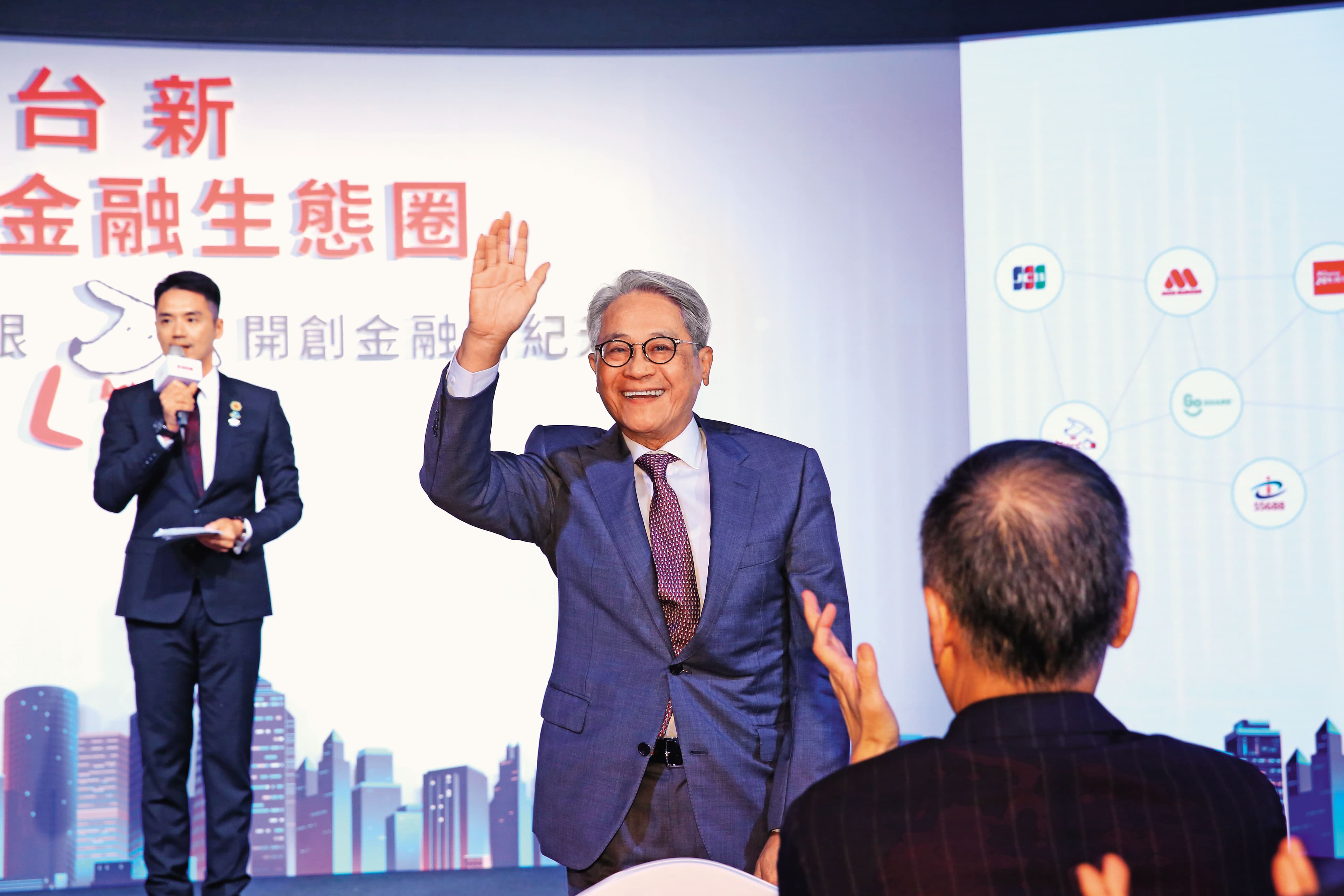 吳東亮(右)收購新光金第一次收購價約每股11元,後調高到約每股14元。