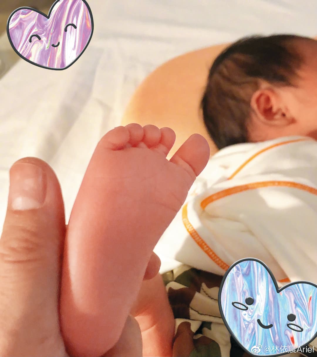 林依晨曬出女兒可愛小腳丫。(翻攝自林依晨微博)