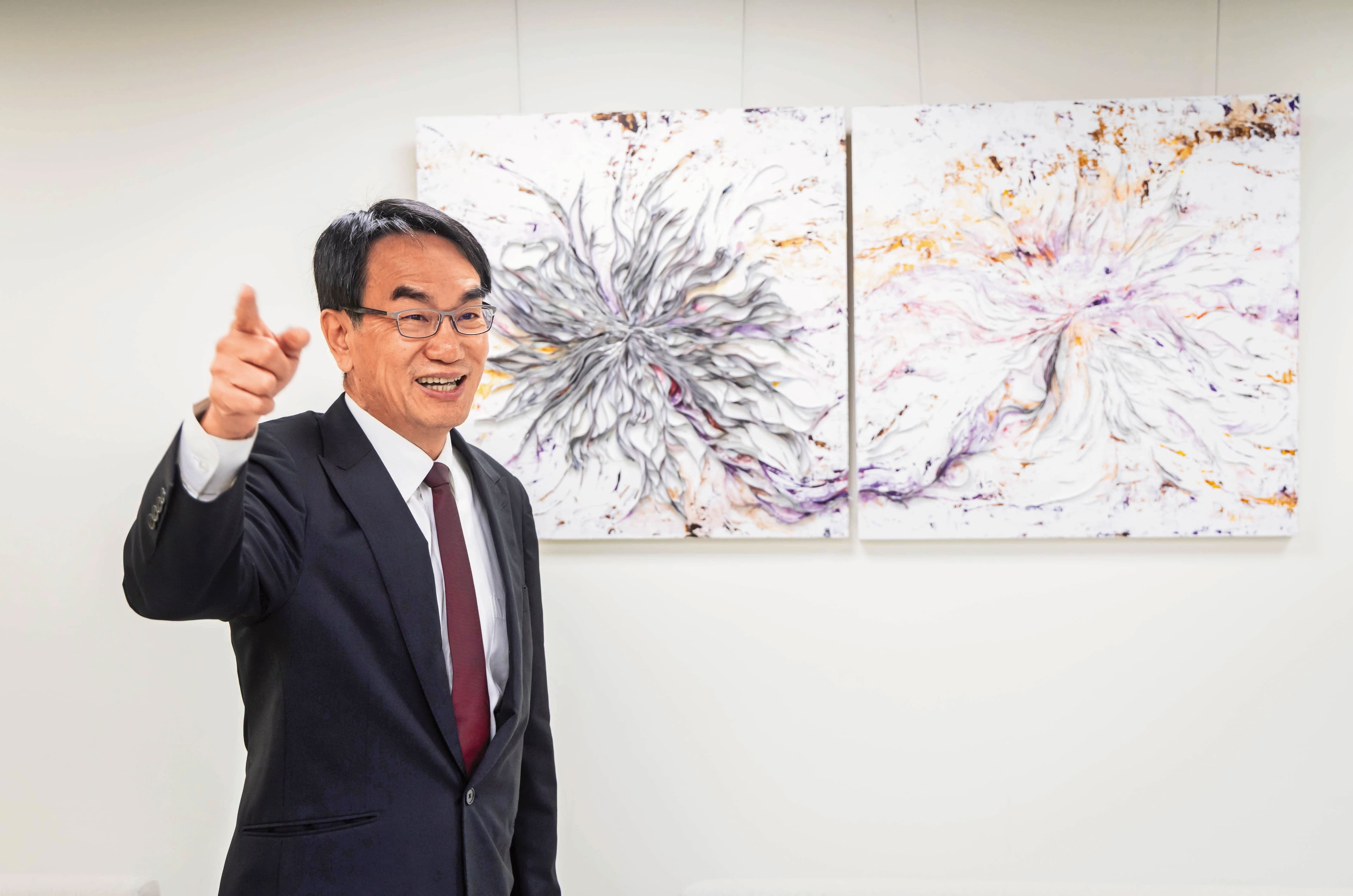 數發部部長林宜敬說話明快不拖泥帶水,受訪時還主動介紹太太恭賀他上任所致贈的創作。