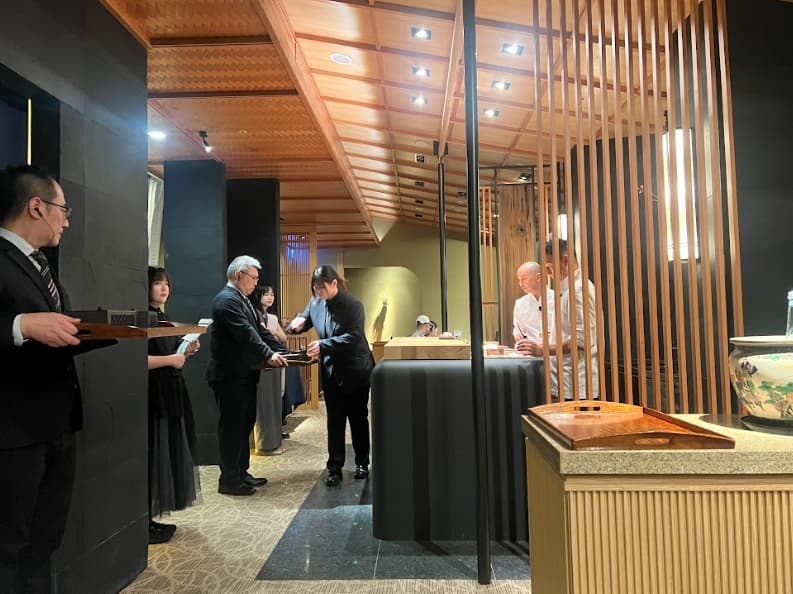 押野主廚剛捏製好的壽司,立刻裝入盒中,送到客人桌上。