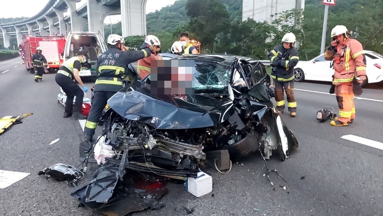 上月15日1輛轎車在國道1號南向38公里處追撞警戒車,副駕駛座乘客未繫安全帶撞擊前擋風玻璃,人身半掛於車外重傷。(翻攝畫面)