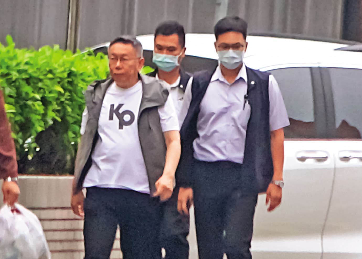 2023/06/29 18:13柯文哲(左)在隨扈(右)及林傳芳(中)陪同下密訪揭弊協會張晉源。