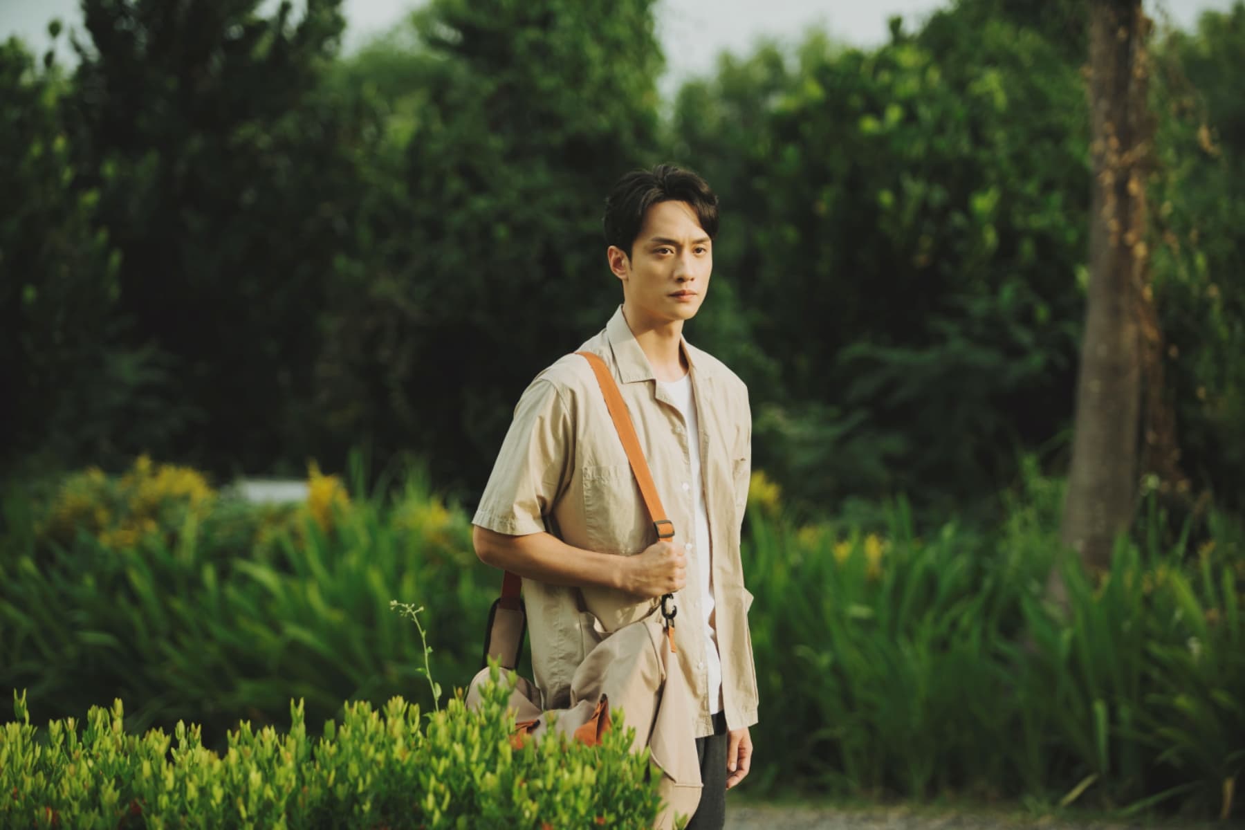 劉俊謙在台片《我在這裡等你》中飾演失意的香港作家天宇。(抓馬文化提供)