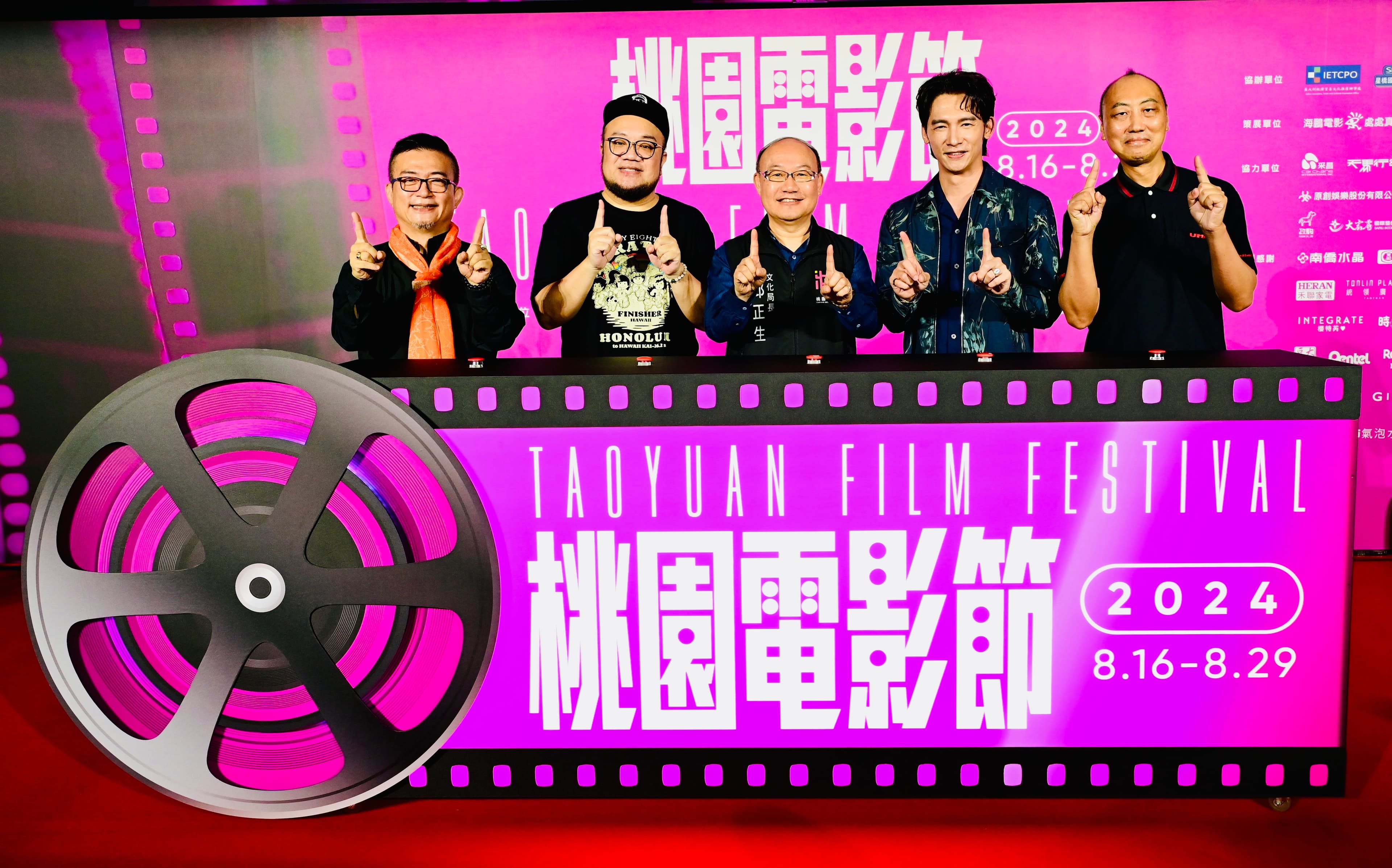 桃園電影節舉辦開展記者會,由策展人姚經玉(左起)、導演葉天倫、桃園市文化局長邱正生、影展大使温昇豪、策展統籌胡延凱一同進行啟動儀式。(桃園電影節提供)
