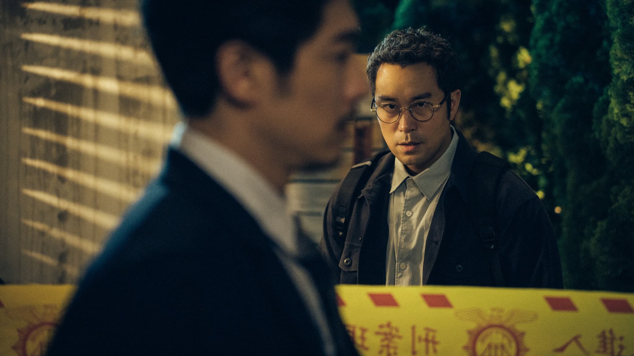 張孝全在戲裡的角色設計鮮明。(NETFLIX提供)