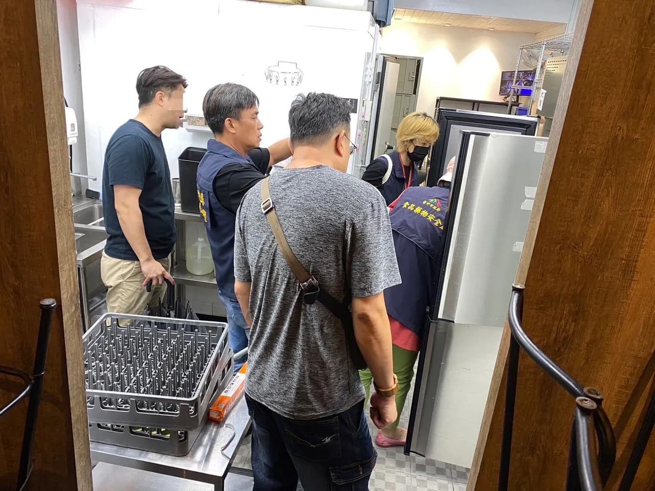 台中勤美商圈和牛燒肉餐廳「御帝和牛」被查獲囤放逾期品項且竄改效期。(台中市政府提供)