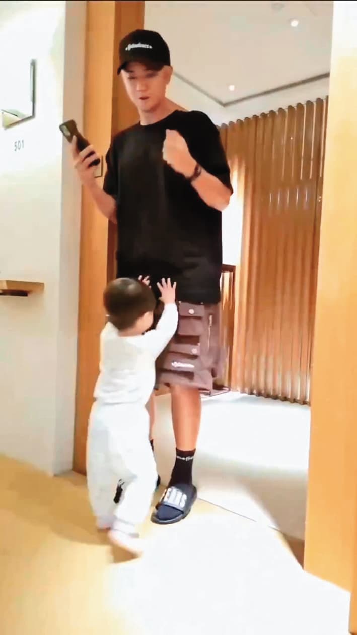 小豬是小霜一雙兒女的乾爹,時常陪他們一起玩。(翻攝自小霜IG)