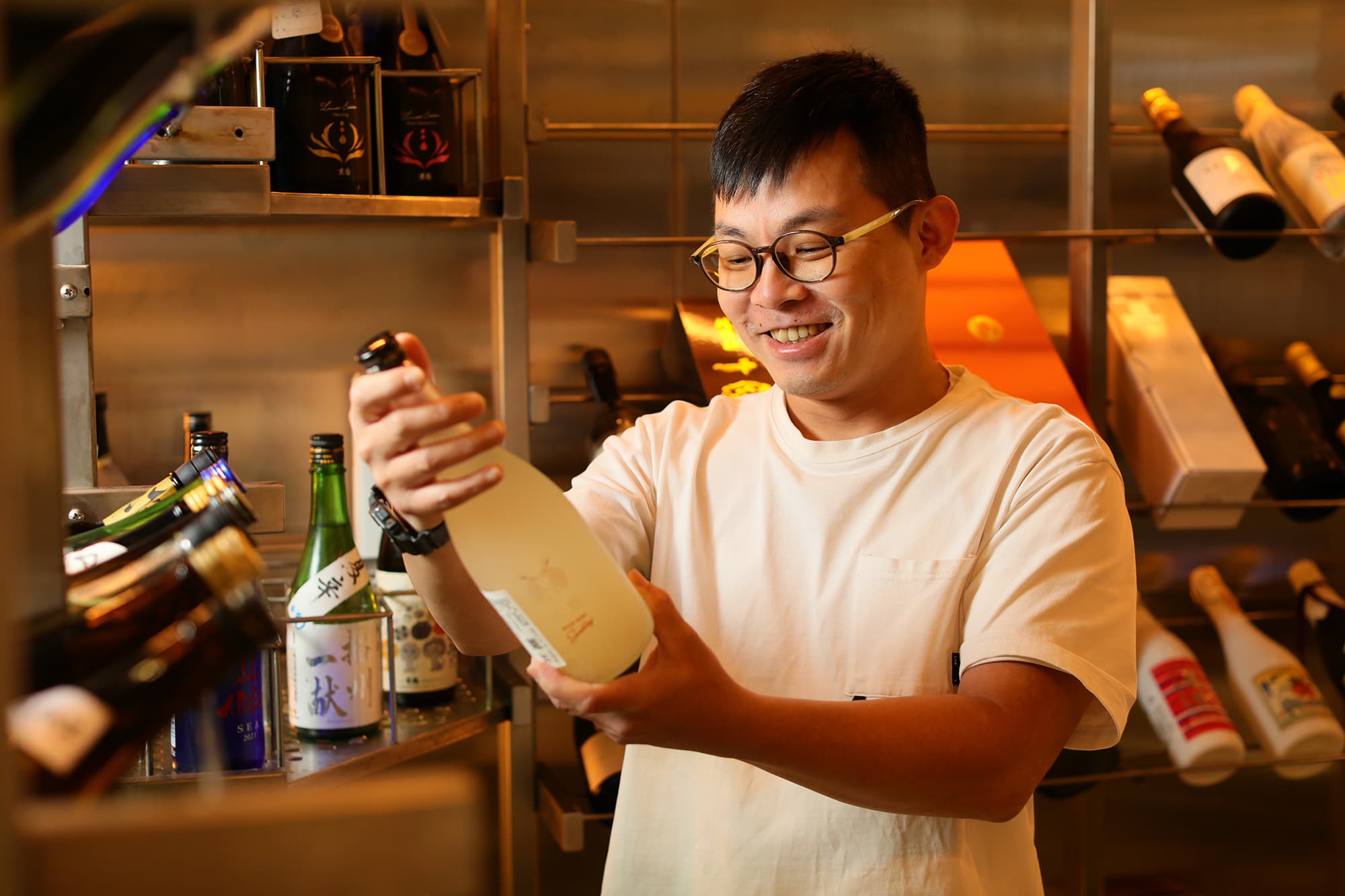 「SAKEBONO」駐店唎酒師劉偉凱，為客人量身推薦適合的銘柄。
