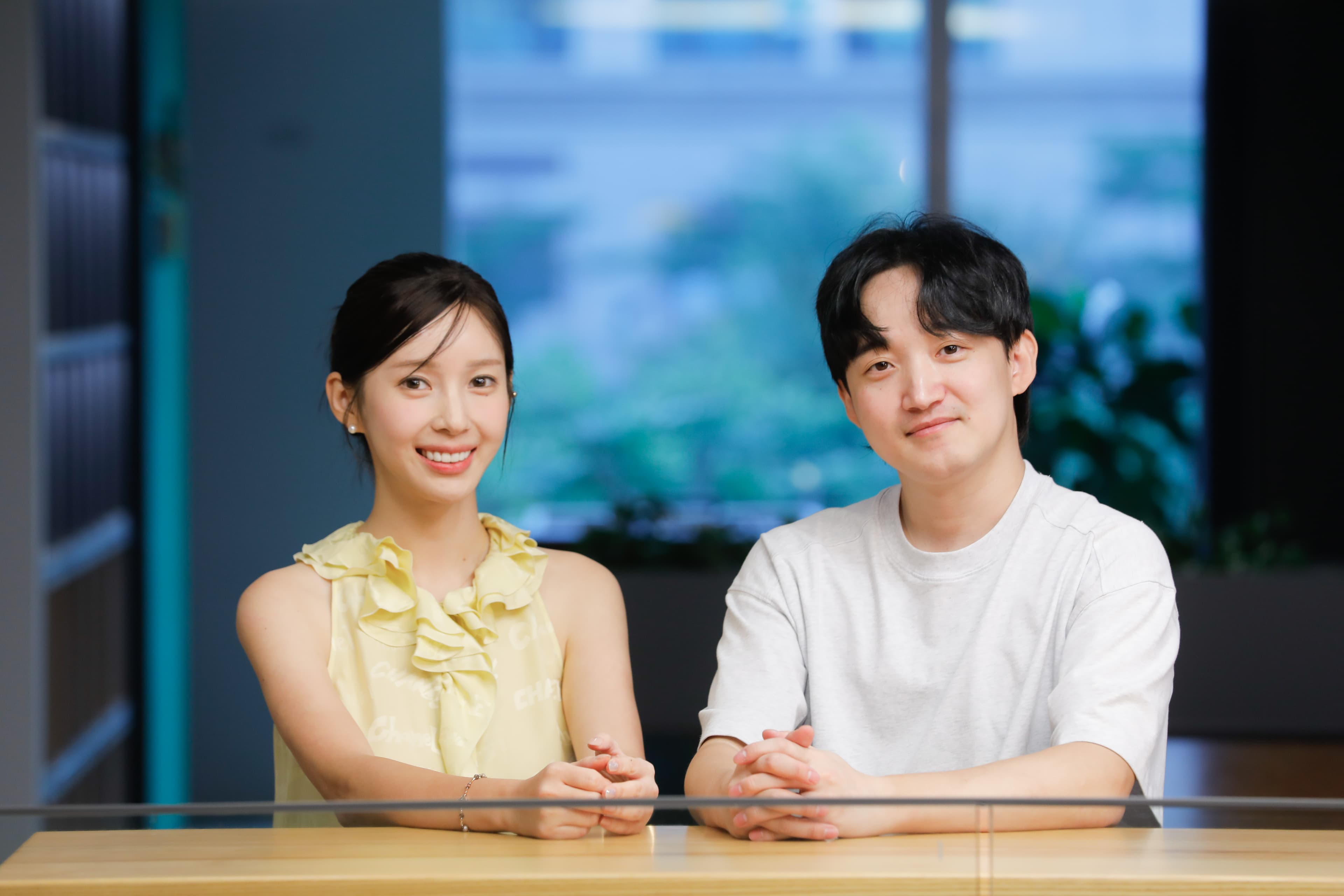 韓國網漫作家夫妻檔Yaongyi（左）與田善旭（右）。