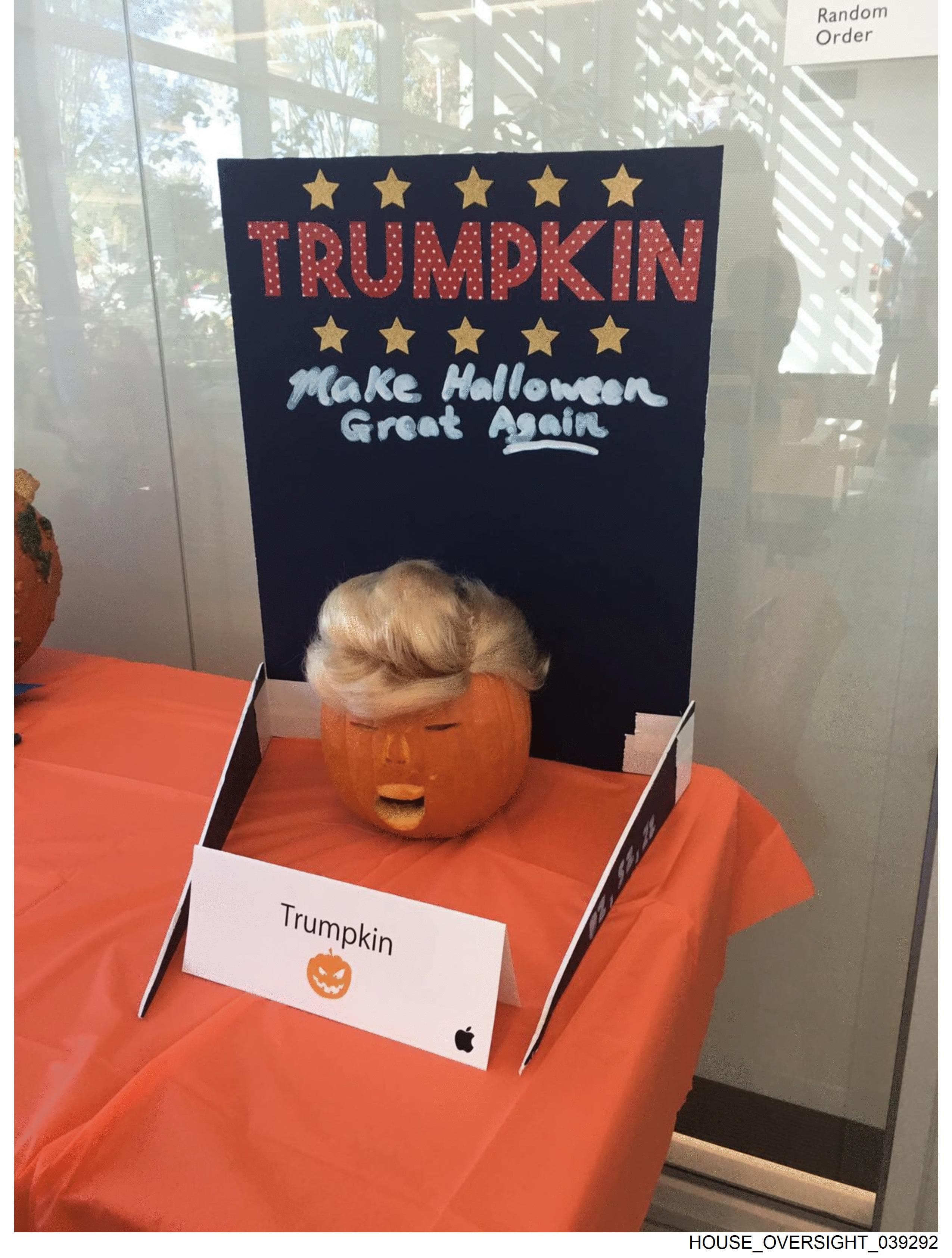川普造型的南瓜,名稱為「Trumpkin」。(翻攝House Oversight Democrats)