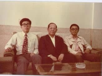 1976年蕭錦聰(左)從老師轉行開貿易公司,進口德國與日本的產品。 (德淵提供)
