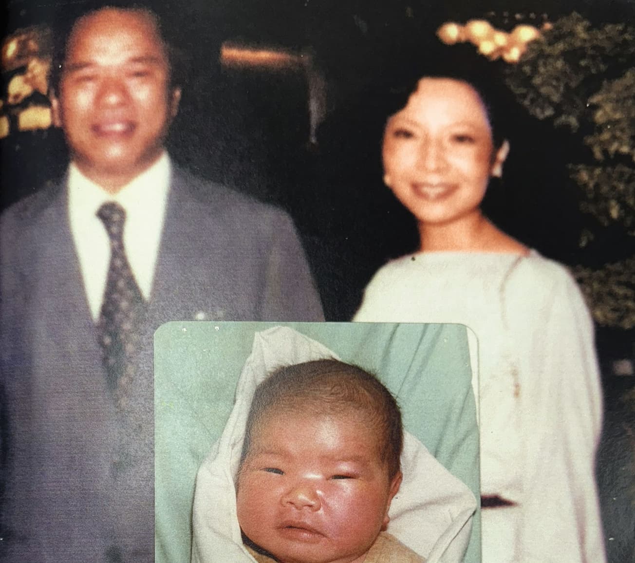 陳麗如(右)提出與吳火獅(左)40多年前的合影,以及陳子婷1984年出生時的照片,證明女兒是吳家血緣。(讀者提供)