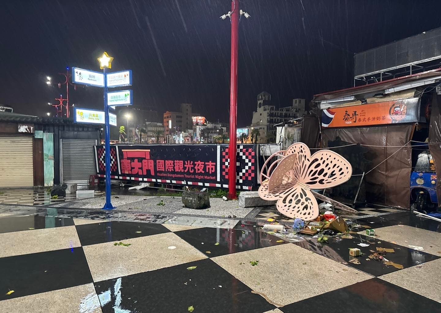 花蓮東大門夜市遭凱米颱風摧殘滿目瘡痍。(翻攝自臉書花蓮東大門國際觀光夜市)