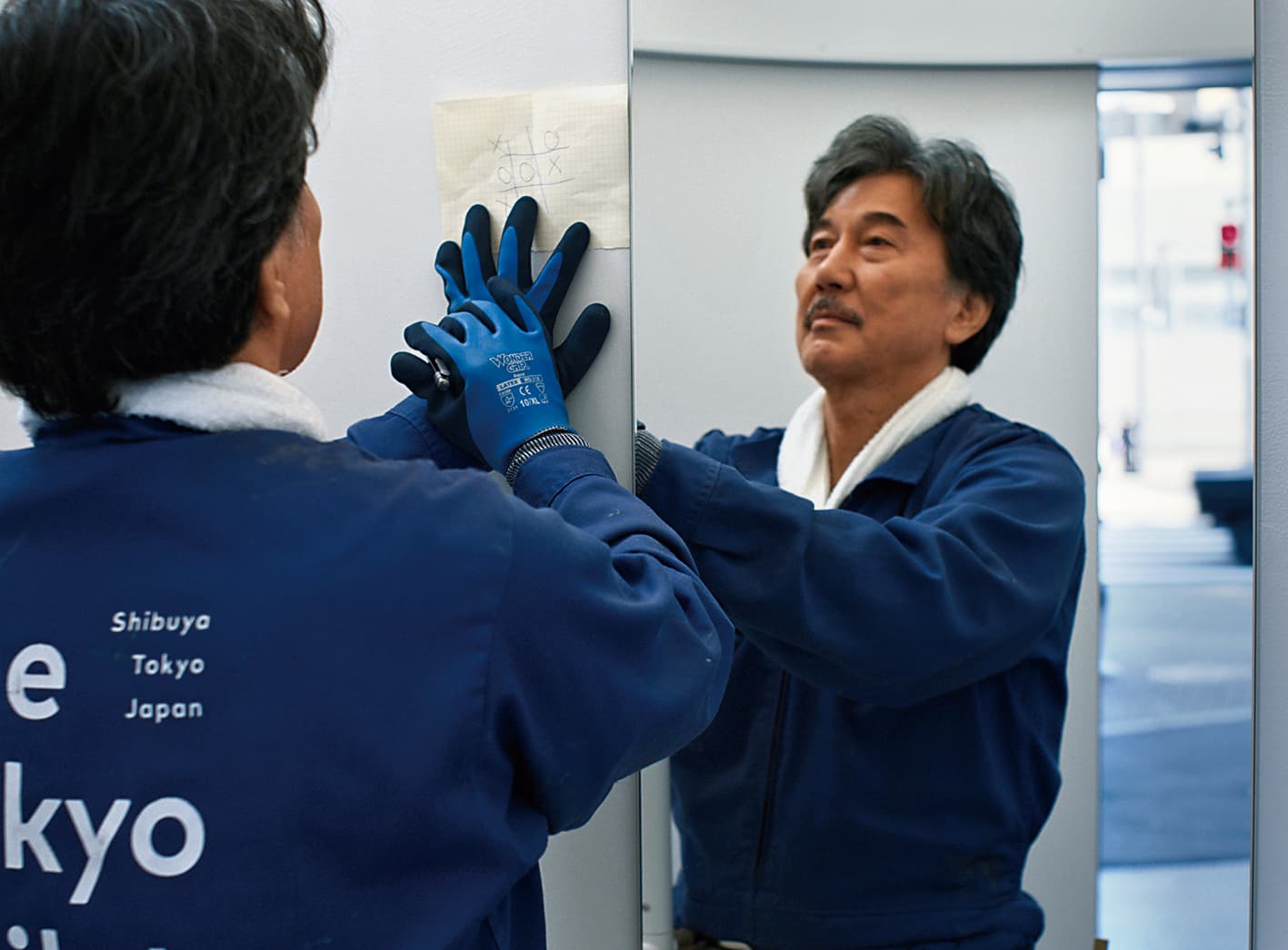 《我的完美日常》拿下坎城影展最佳男主角,役所廣司演出公廁清潔人員的打掃日常,也學會了堪稱龜毛等級的清潔方式。(甲上娛樂提供)