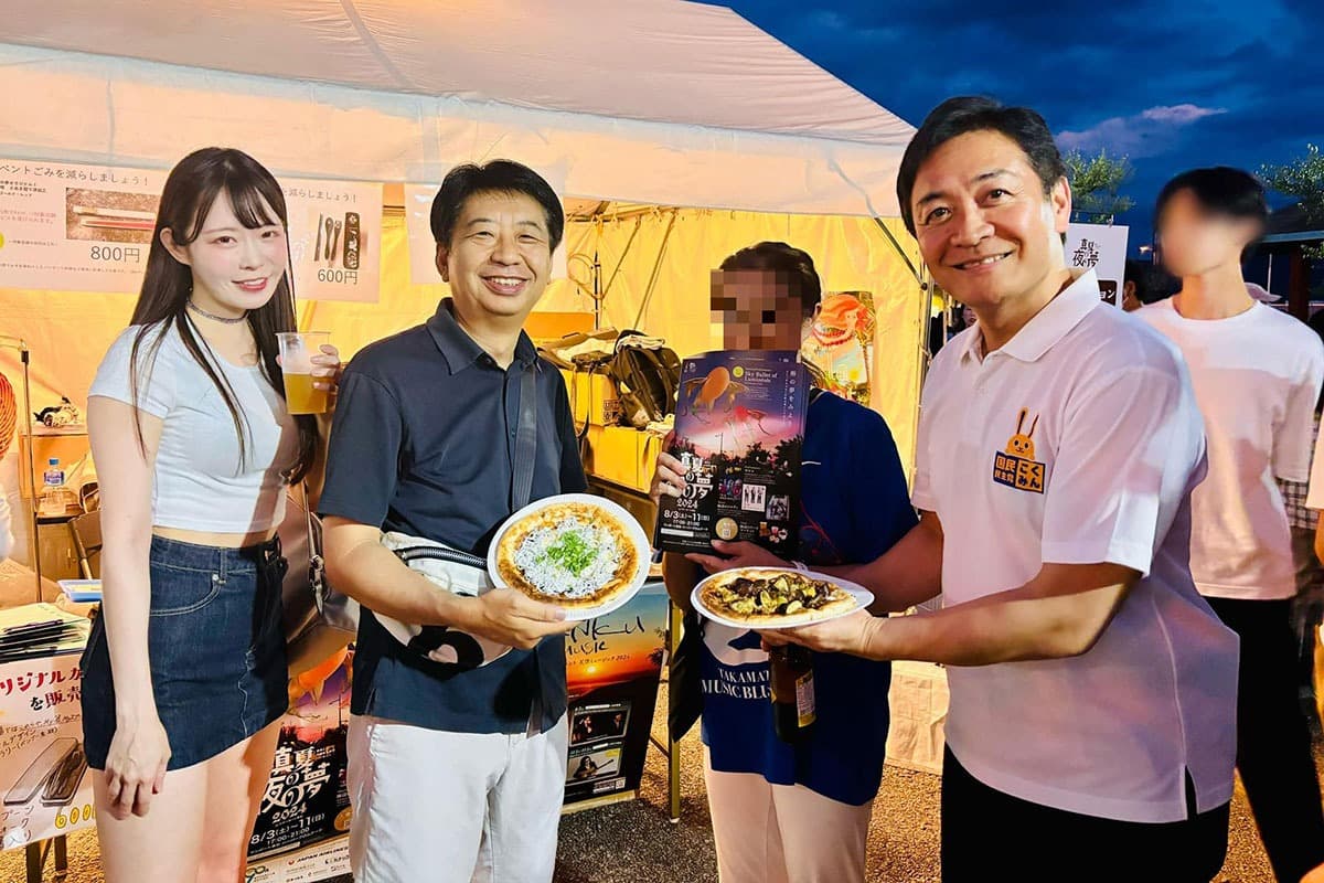 39歲性感女模小泉美雪因不倫民主黨黨魁玉木雄一郎(右一)爆紅,舊照跟著背起底。(翻攝自X)