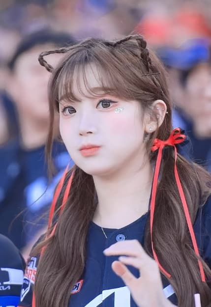 現年19歲的南韓職棒起亞虎啦啦隊女神李珠珢,可愛露出雙下巴。(翻攝自李珠珢IG)