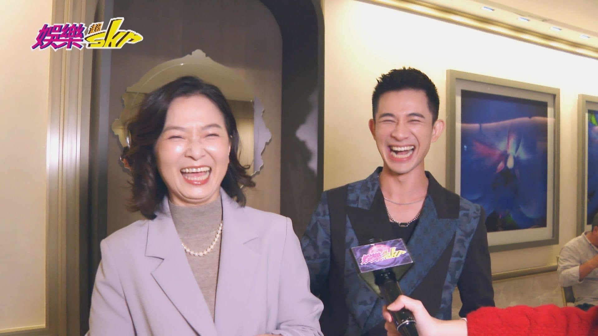 謝瓊煖《好運來》中和師弟曾子益一起受訪,兩人互虧笑聲不斷。(民視提供)