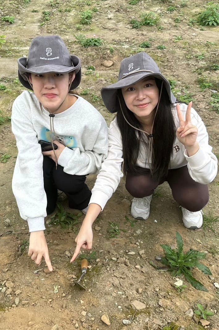 清華大學人社學院學士班2名大二學生發現國寶級人獸形玉玦。(翻攝自臉書清大考古)