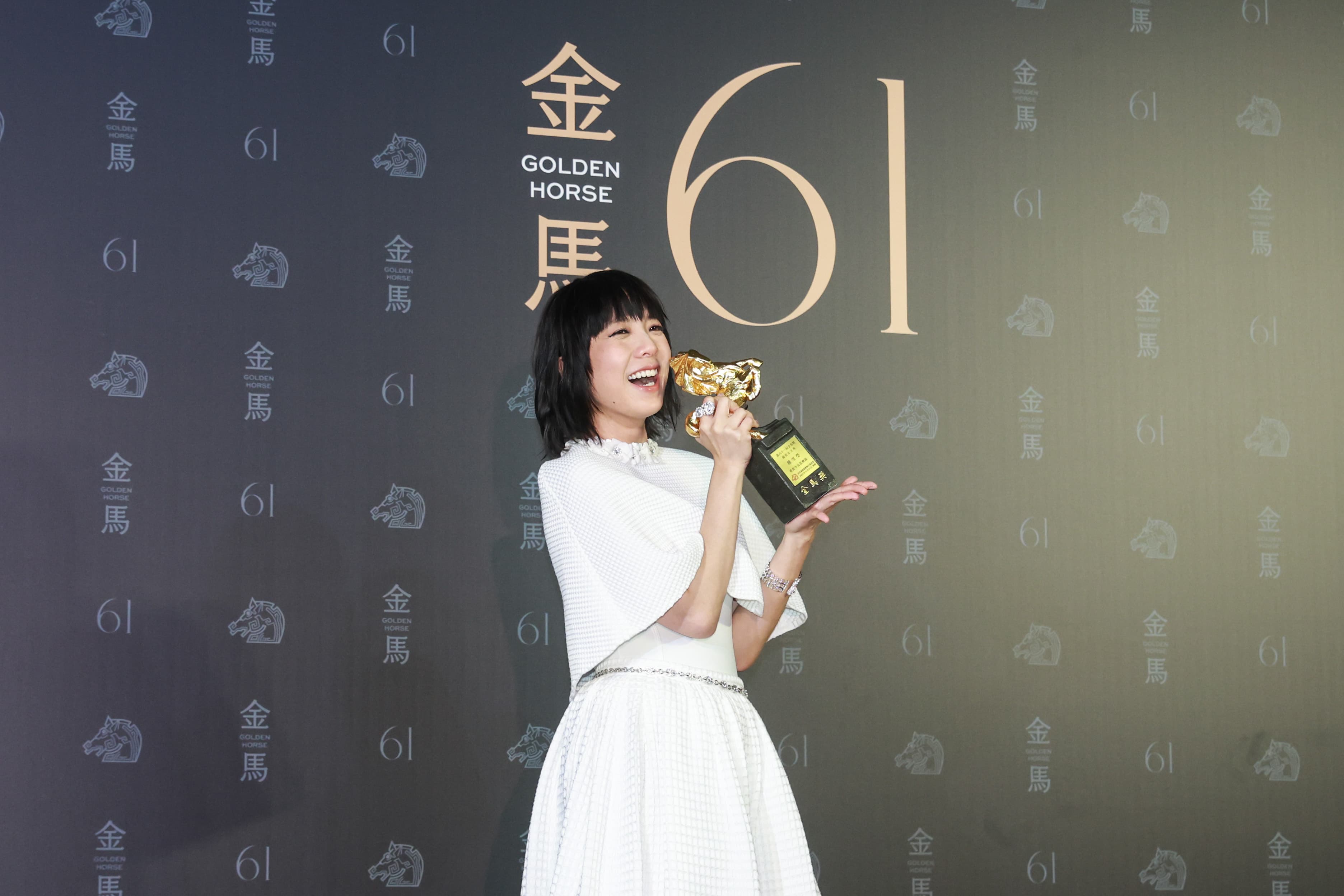 鍾雪瑩片中的手語、口語都有精彩表現，成為繼去年《富都青年》的吳慷仁後，再有演員以飾演聽障人士奪下演員獎座。