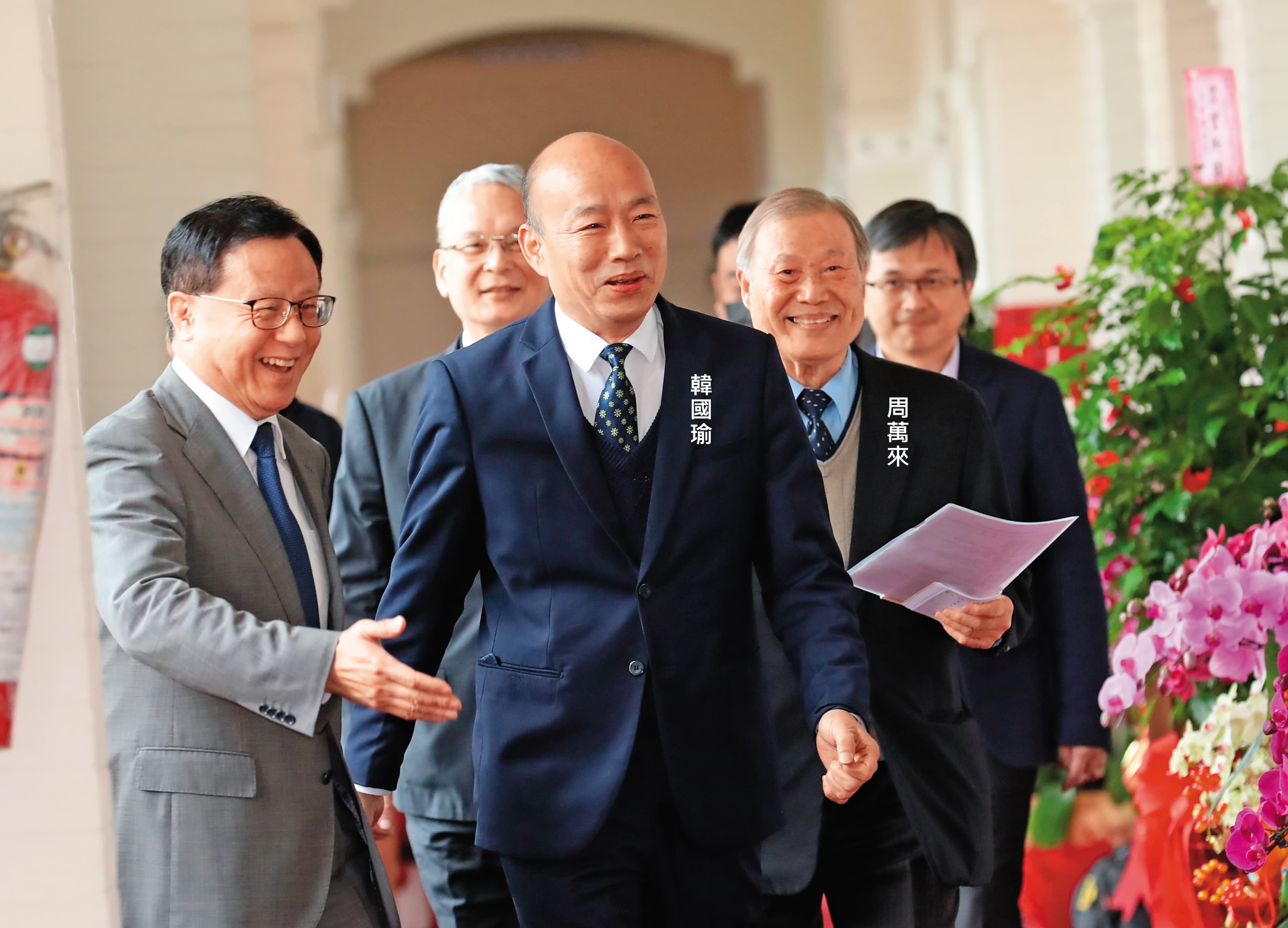 韓國瑜雖剛接任立法院長,但也搶在年前推出署名春聯向民眾拜年。右為新任立法院祕書長周萬來。
