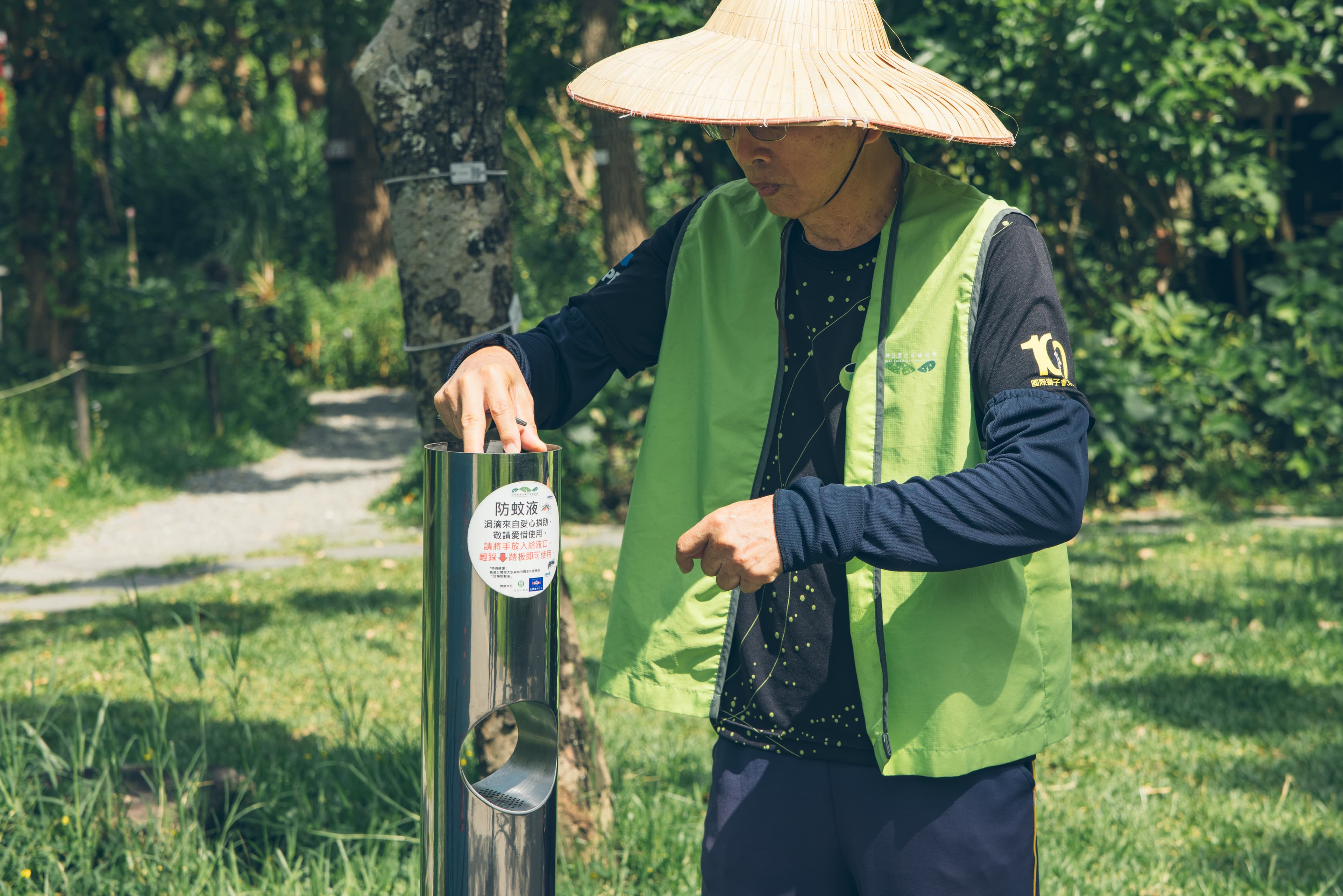 公園內的防蚊液提供民眾免費使用,協會的熱心志工會定時協助補充。(大安森林公園之友基金會提供)